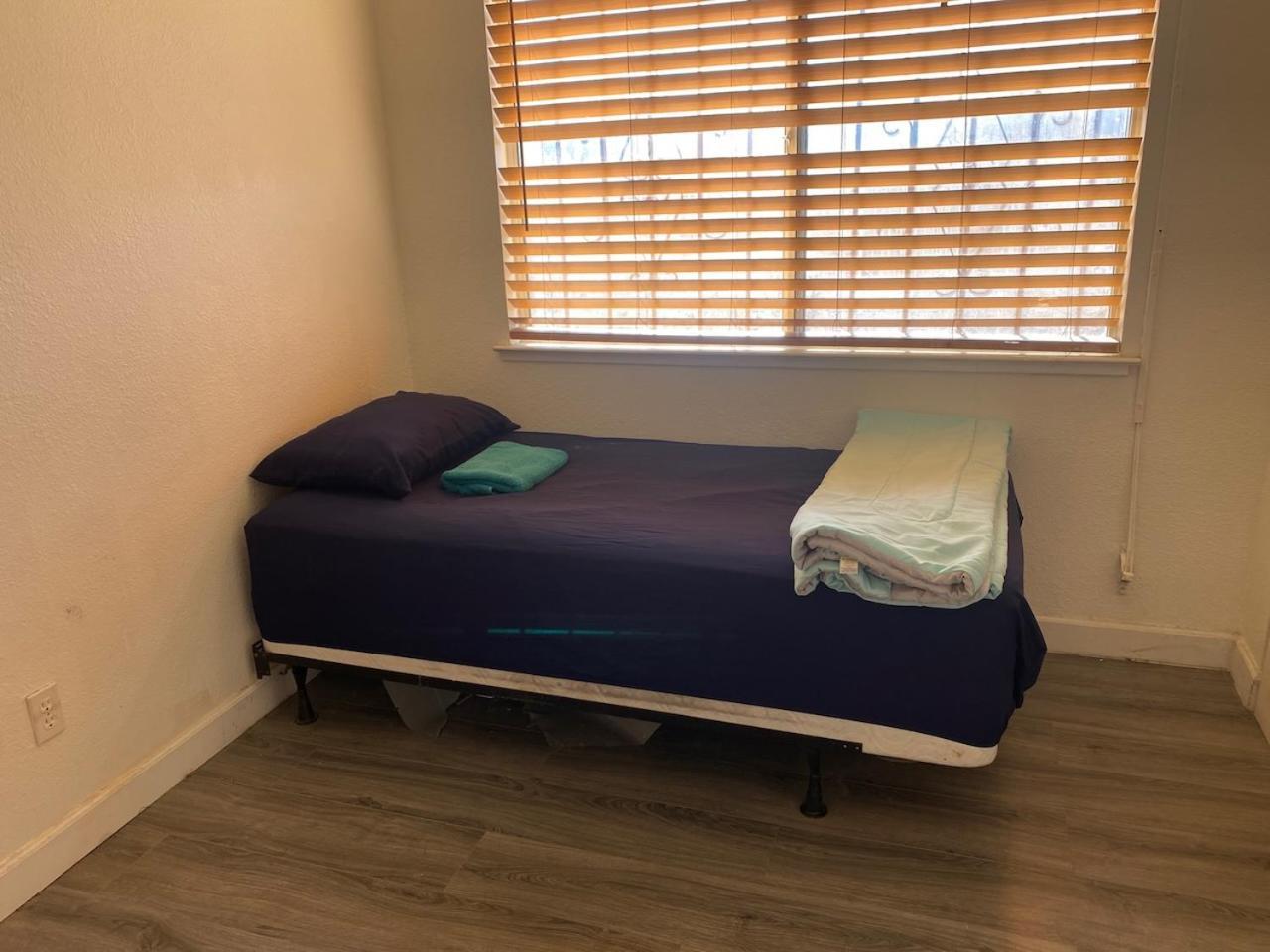 Hostel Whole Family - Wolfgram Elk Grove Zewnętrze zdjęcie